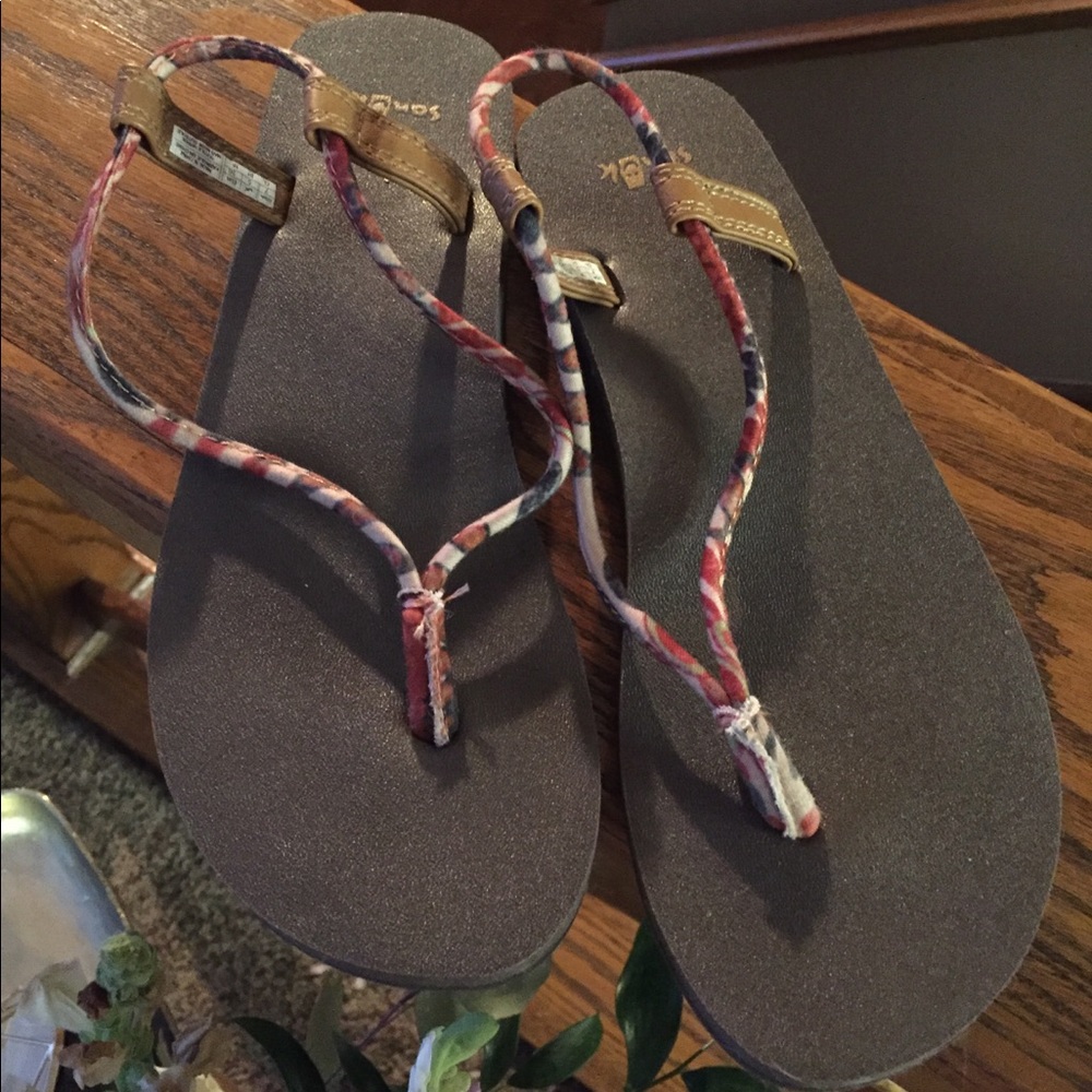 Sanuk sandals/flip flops